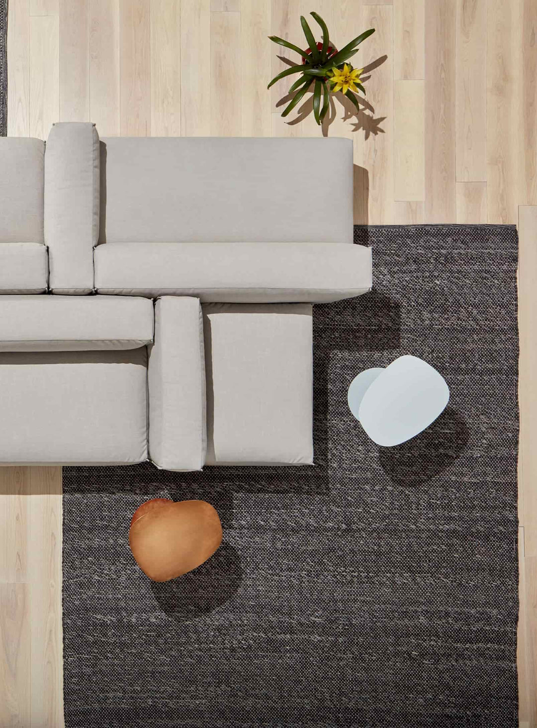 Tapis Sinder de Blu Dot : laine de Nouvelle-Zélande et douceur naturelle. gris