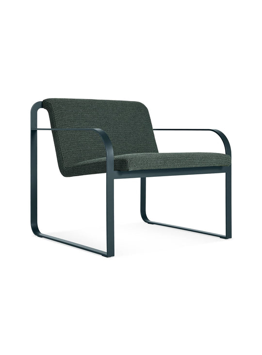 Fauteuil Skald de Blu Dot, lignes architecturales et assise douce. maharam mantle