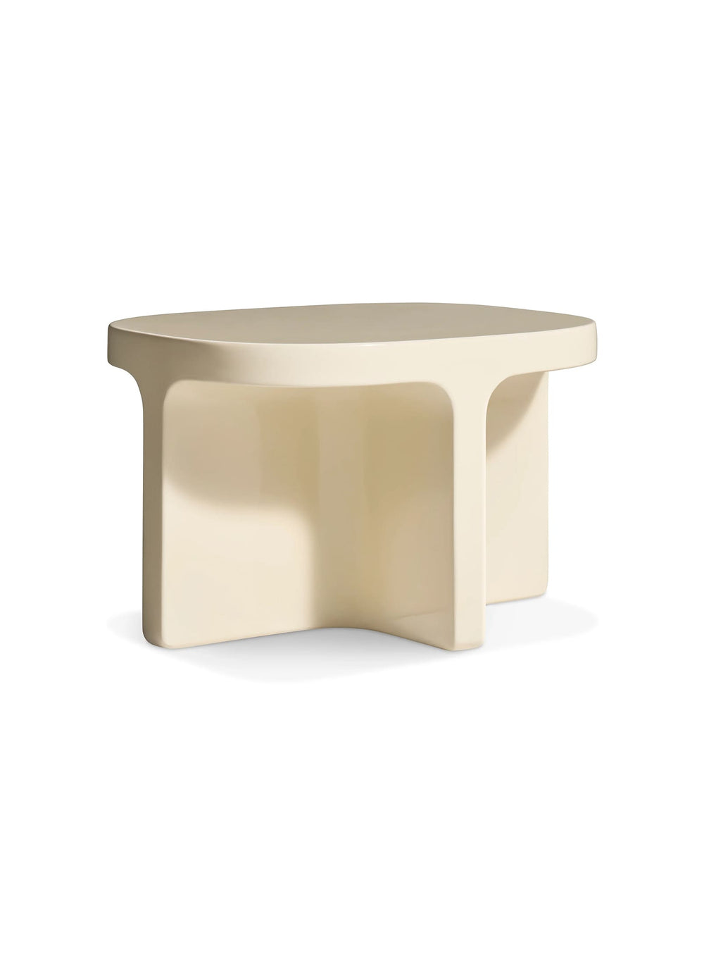 Table d'appoint Small Talk Blu Dot, un design organique pour intérieur et extérieur. ivoire