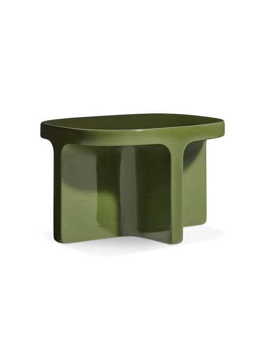 Table d'appoint Small Talk Blu Dot, idéale comme bout de canapé ou table de chevet. olive