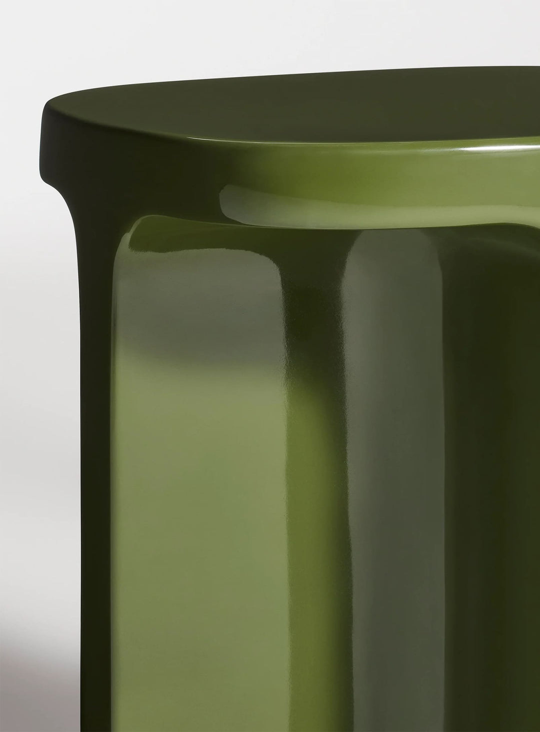Table d'appoint Small Talk Blu Dot avec finition résistante aux UV et à l'usure quotidienne. olive
