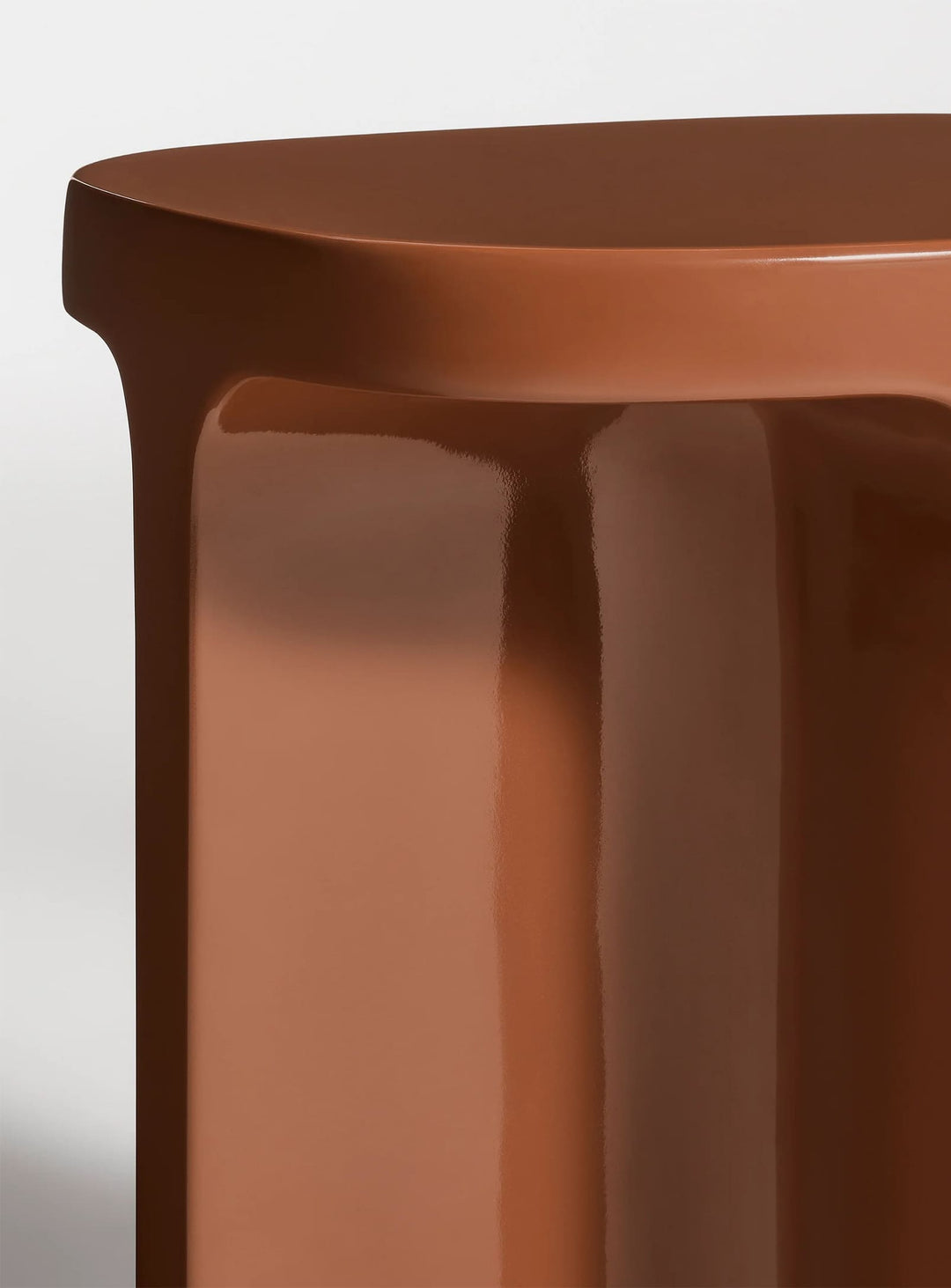 Table d'appoint Small Talk Blu Dot, un meuble design qui allie art et fonctionnalité. rouille