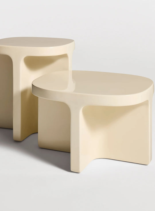 Table d'appoint Small Talk Blu Dot, une présence élégante au style minimaliste contemporain. ivoire