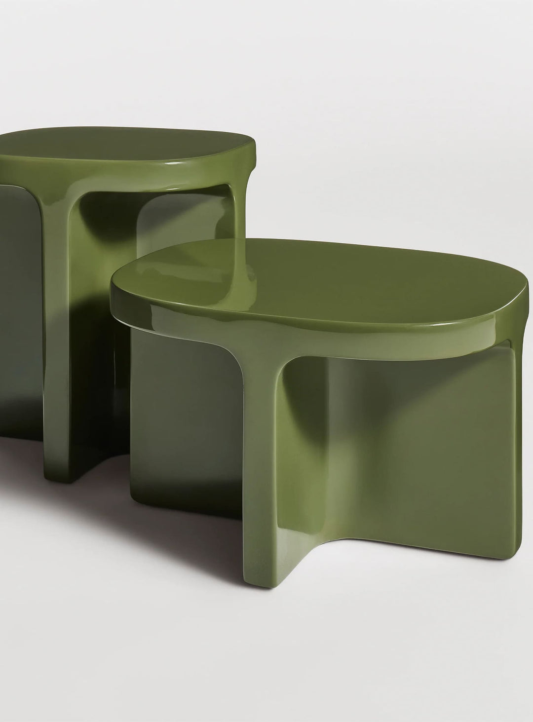 Table d'appoint Small Talk Blu Dot, un design monolithique qui attire naturellement le regard. olive