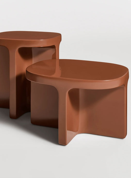 Table d'appoint Small Talk Blu Dot, une table moderne aux lignes organiques et raffinées. rouille