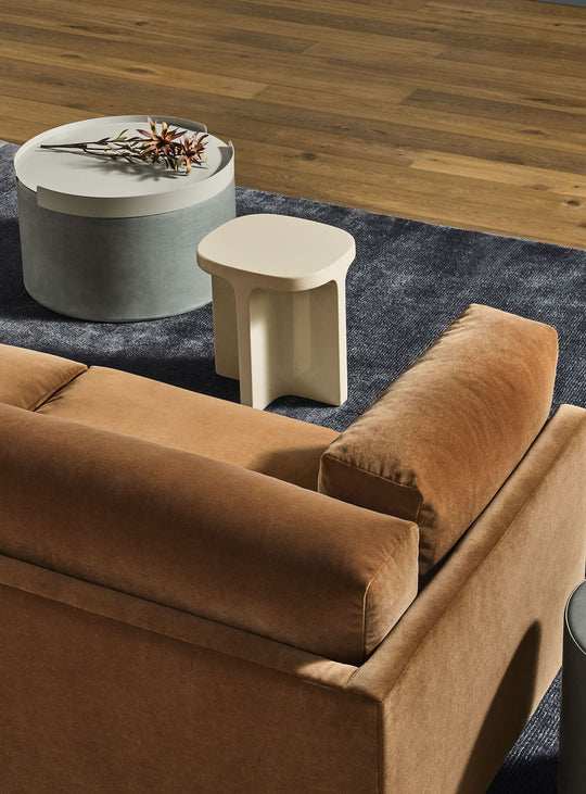 Table d'appoint Small Talk Blu Dot, l'alliance parfaite entre béton, design et praticité. ivoire