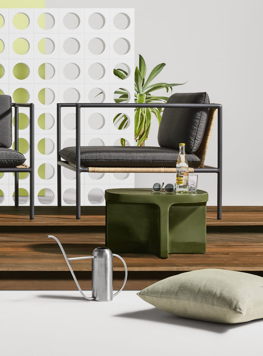 Table d'appoint Small Talk Blu Dot, une création durable conçue pour tous les espaces. olive