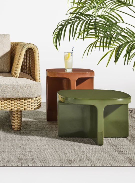 Table d'appoint Small Talk Blu Dot, une pièce sculpturale en béton renforcé de fibres de verre. olive