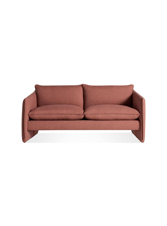 Sofa Blu Dot Softmore, canapé design fabriqué à la main en Caroline du Nord. maharam mode in caramelized