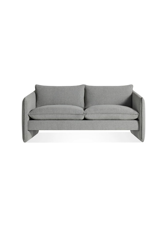 Sofa Blu Dot Softmore, idéal pour les petits espaces et salons modernes. kvadrat guest grey blue