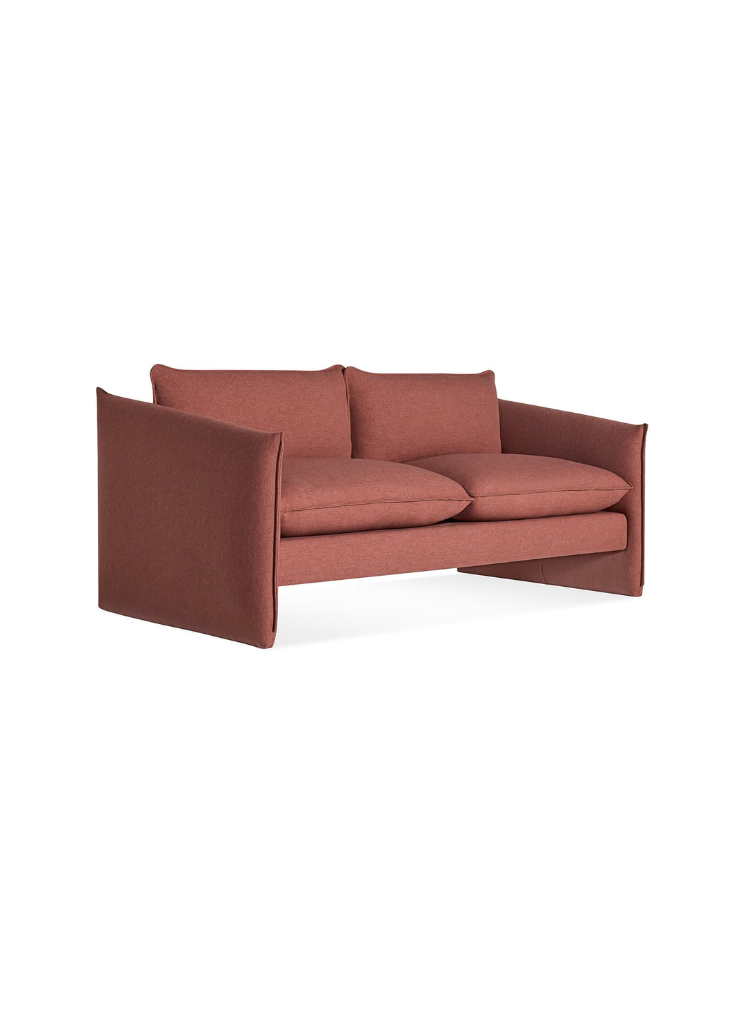 Sofa Blu Dot Softmore, design contemporain et finitions haut de gamme. maharam mode in caramelized
