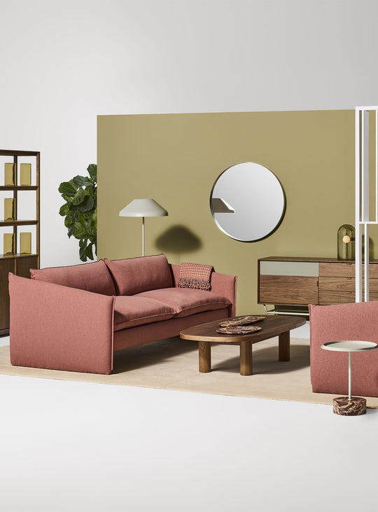 Sofa Blu Dot Softmore, silhouette basse et assise extra profonde. maharam mode in caramelized