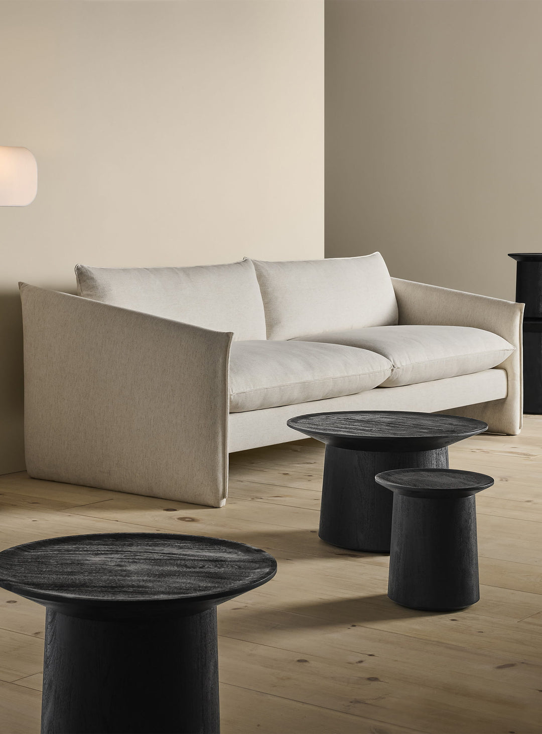 Sofa Blu Dot Softmore, canapé 2 places compact au design contemporain. sylvan bone