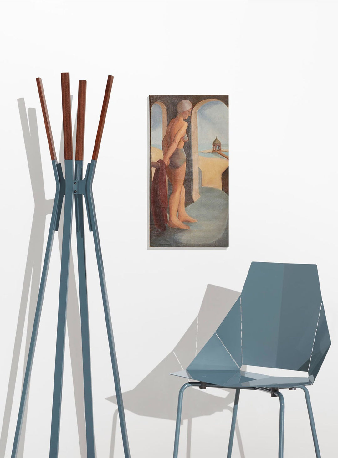 Porte-manteaux Splash de Blu Dot : élégance, solidité et design intemporel. Bleu marine.