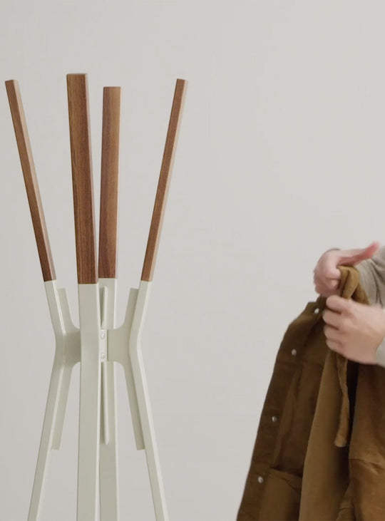 Blu Dot Splash : porte-manteaux robuste au design sculptural. Gris.