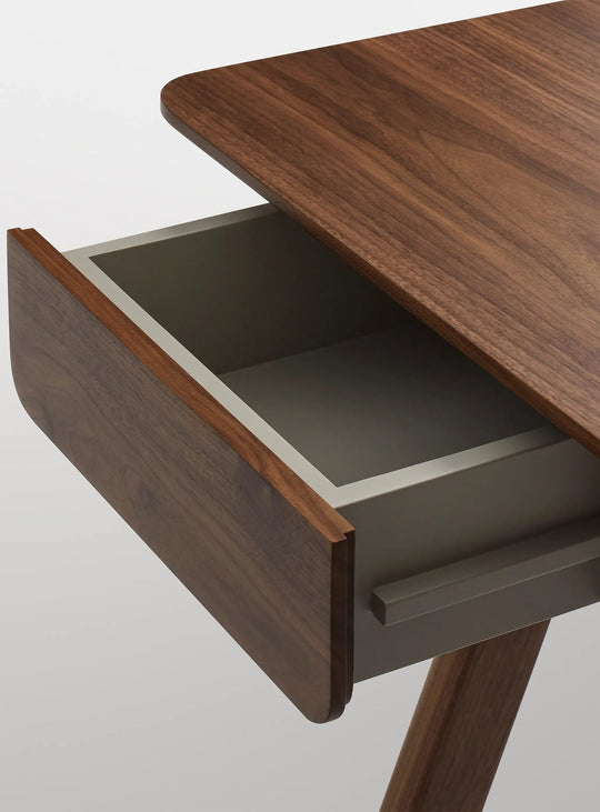 Blu Dot Stash : bureau en bois compact au style intemporel. Noyer.