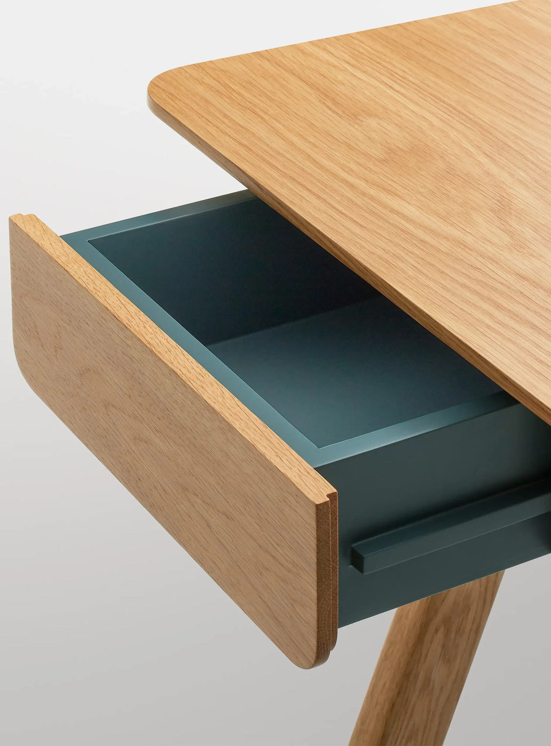 Bureau en bois Stash de Blu Dot idéal chambre ou espace travail. chene blanc