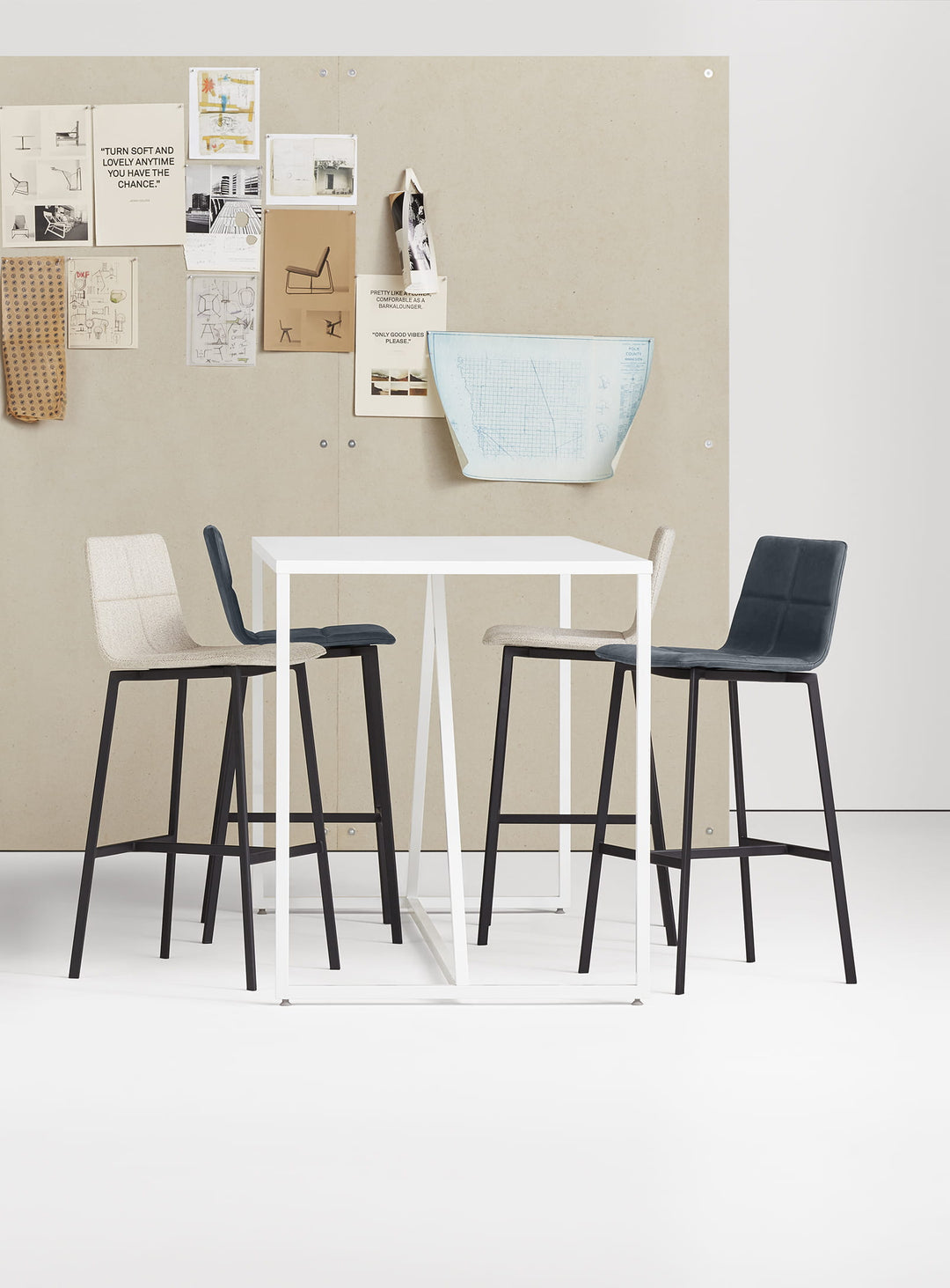 Table haute Strut Blu Dot : table haute moderne, idéale pour repas ou travail. blanc