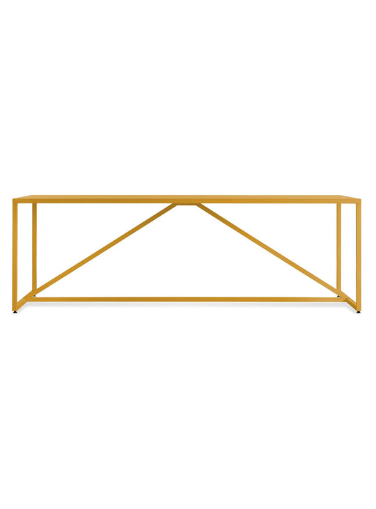 Table à dîner Strut Blu Dot : design audacieux et légèreté visuelle. moutarde