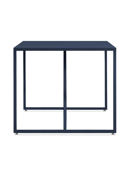 Table à dîner Strut de Blu Dot : design fort et charme épuré. bleu marine