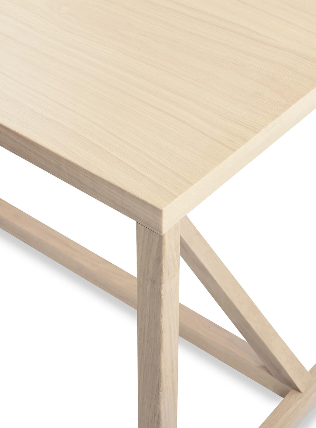 Table à dîner Strut Blu Dot avec structure en bois massif et finitions raffinées. frene blanc
