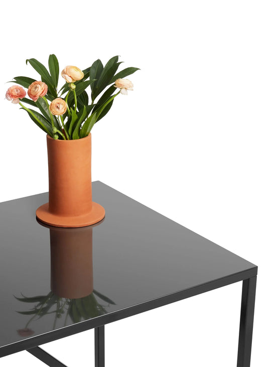Table haute Strut Blu Dot : table design, structure solide et look minimaliste. ardoise