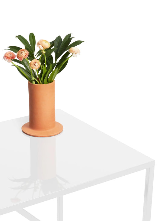 Table haute Strut Blu Dot : table bar contemporaine, style graphique et moderne. blanc
