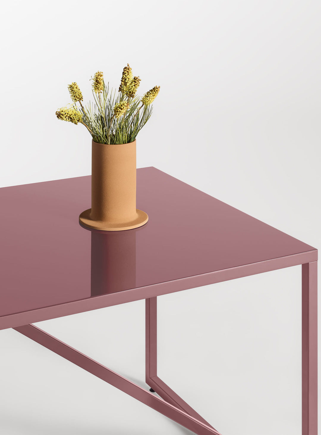 Table design Strut Blu Dot : style architectural et modernité. baie