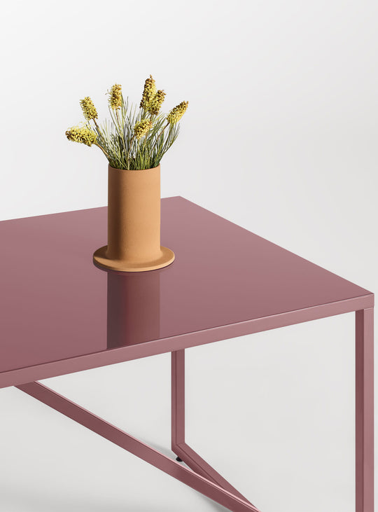 Table design Strut Blu Dot : style architectural et modernité. baie