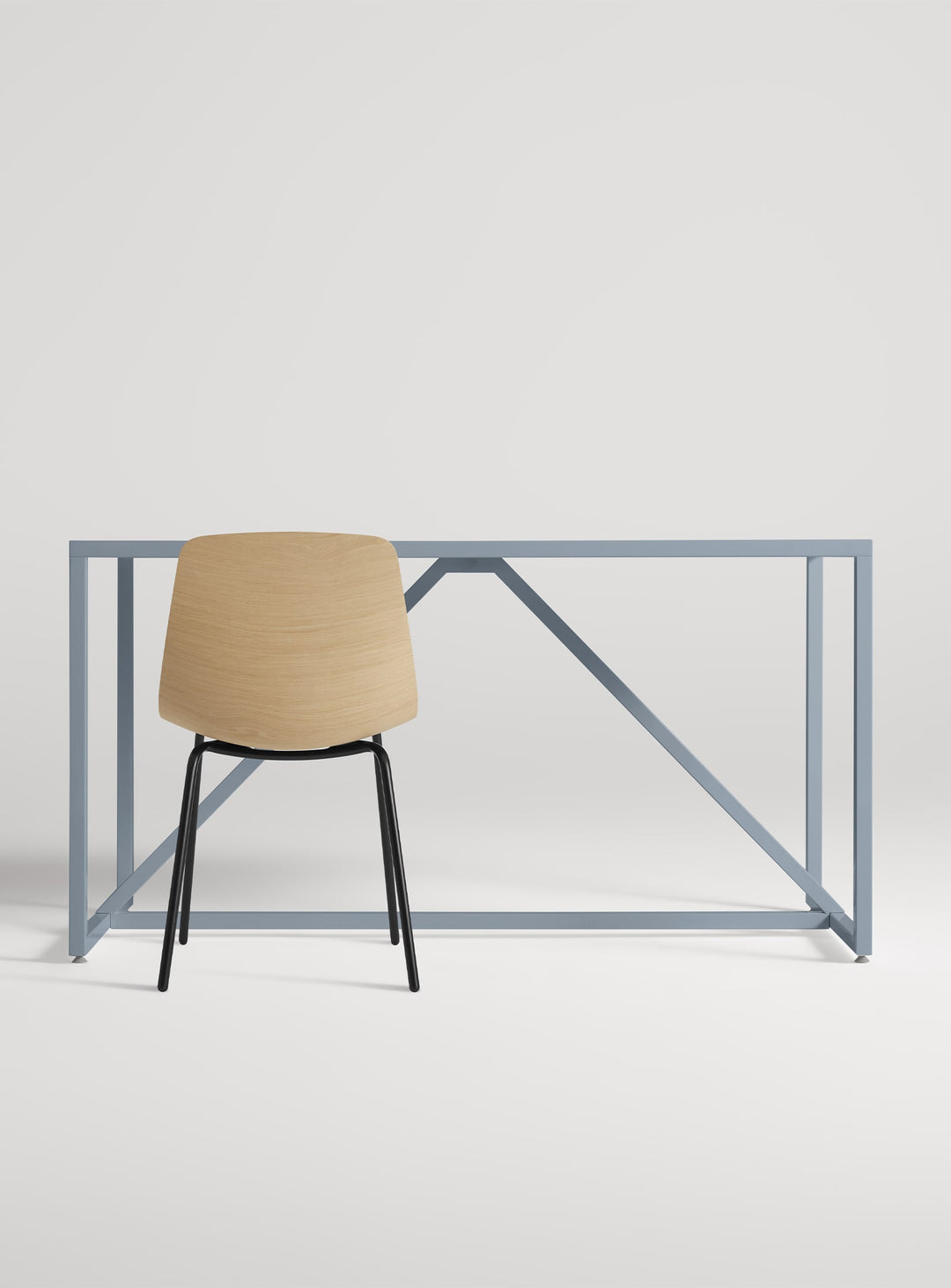 Table Blu Dot Strut : plateau laqué et piétement angulaire. gris