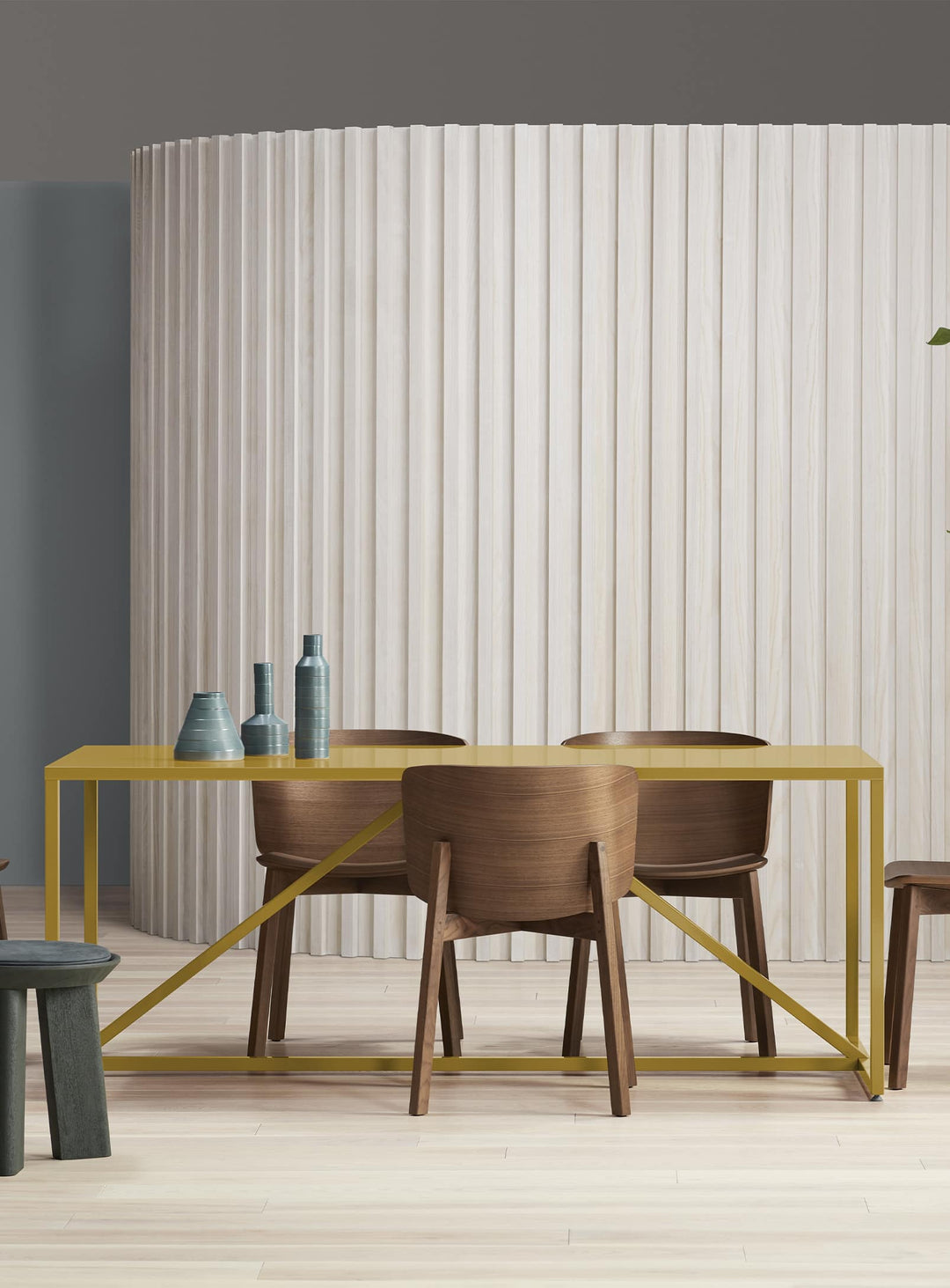 Table à dîner Strut de Blu Dot : minimalisme et élégance nordique. moutarde