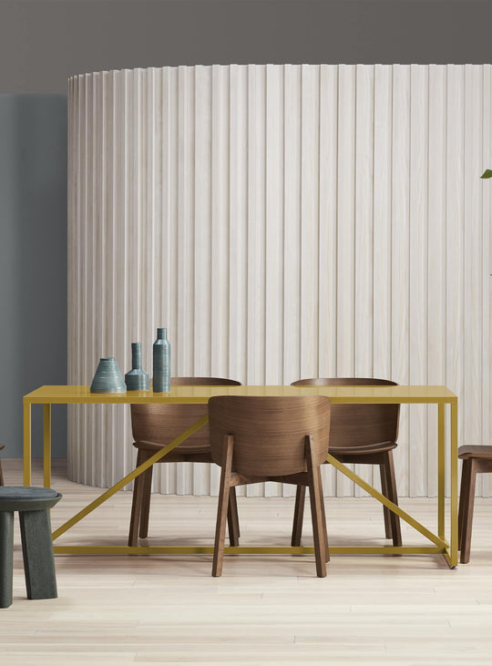 Table à dîner Strut de Blu Dot : minimalisme et élégance nordique. moutarde