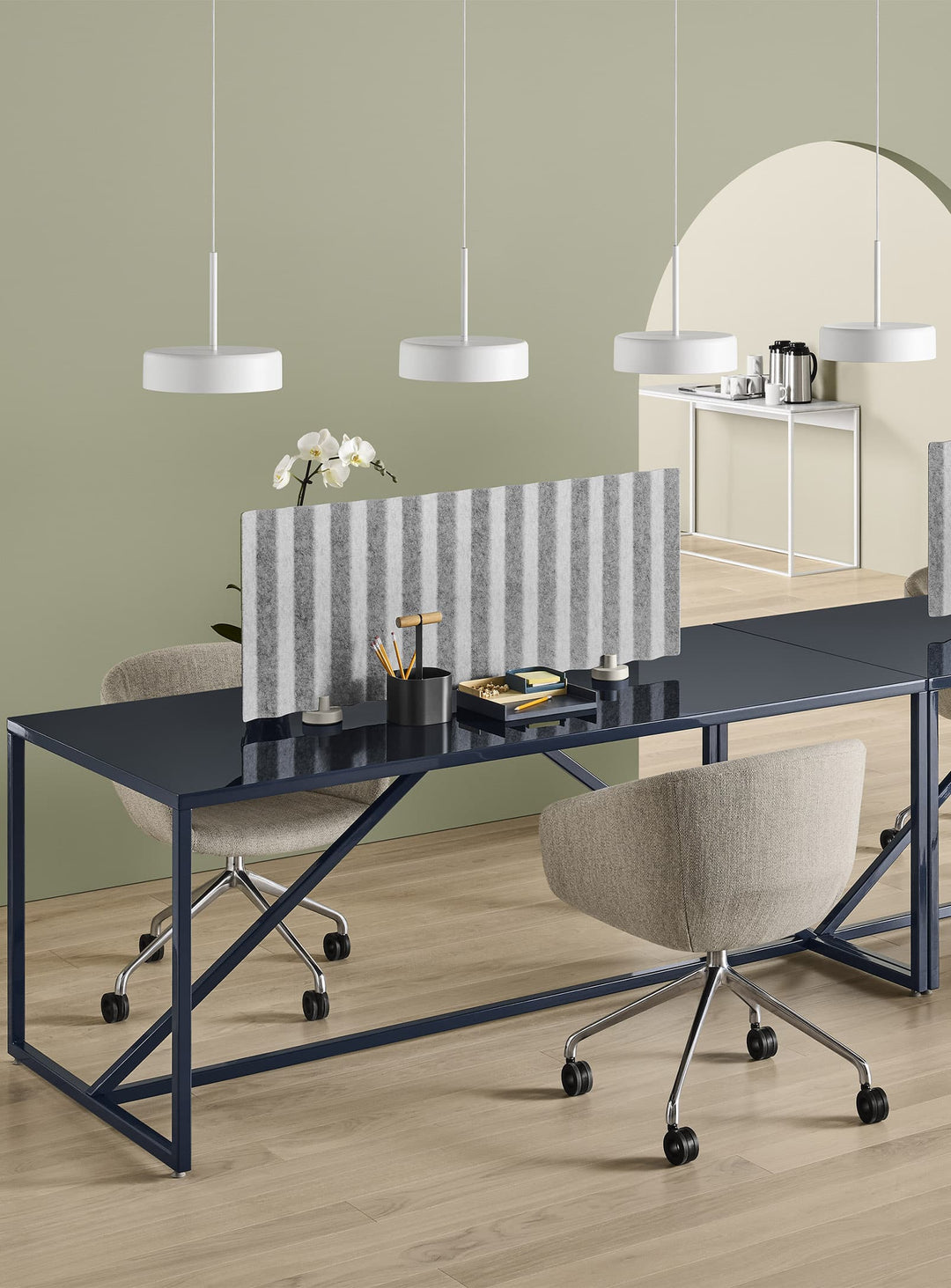 Table à dîner Blu Dot Strut : équilibre, élégance et durabilité. bleu marine