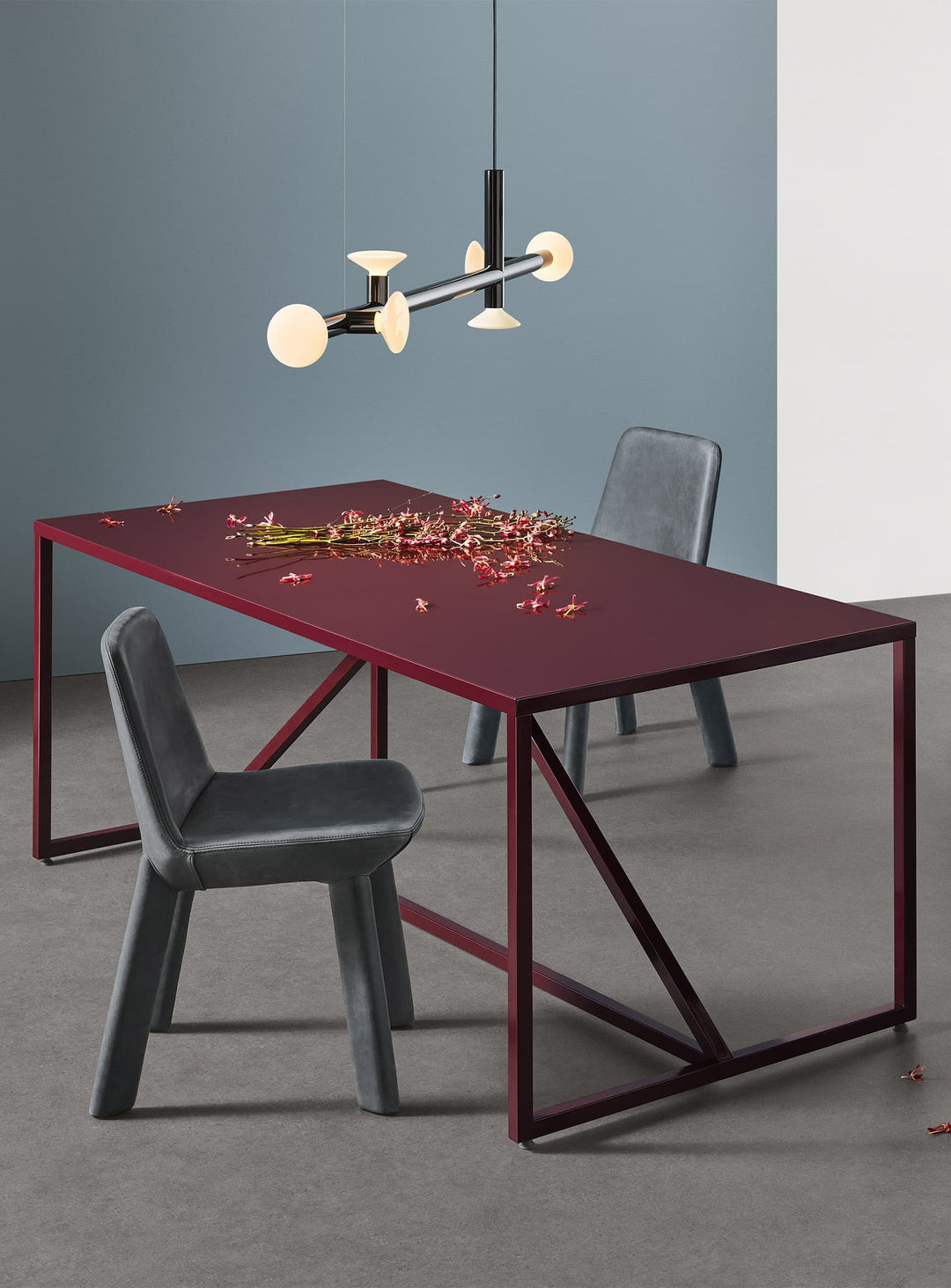 Table à dîner Strut de Blu Dot : design géométrique et élégance moderne. rouge