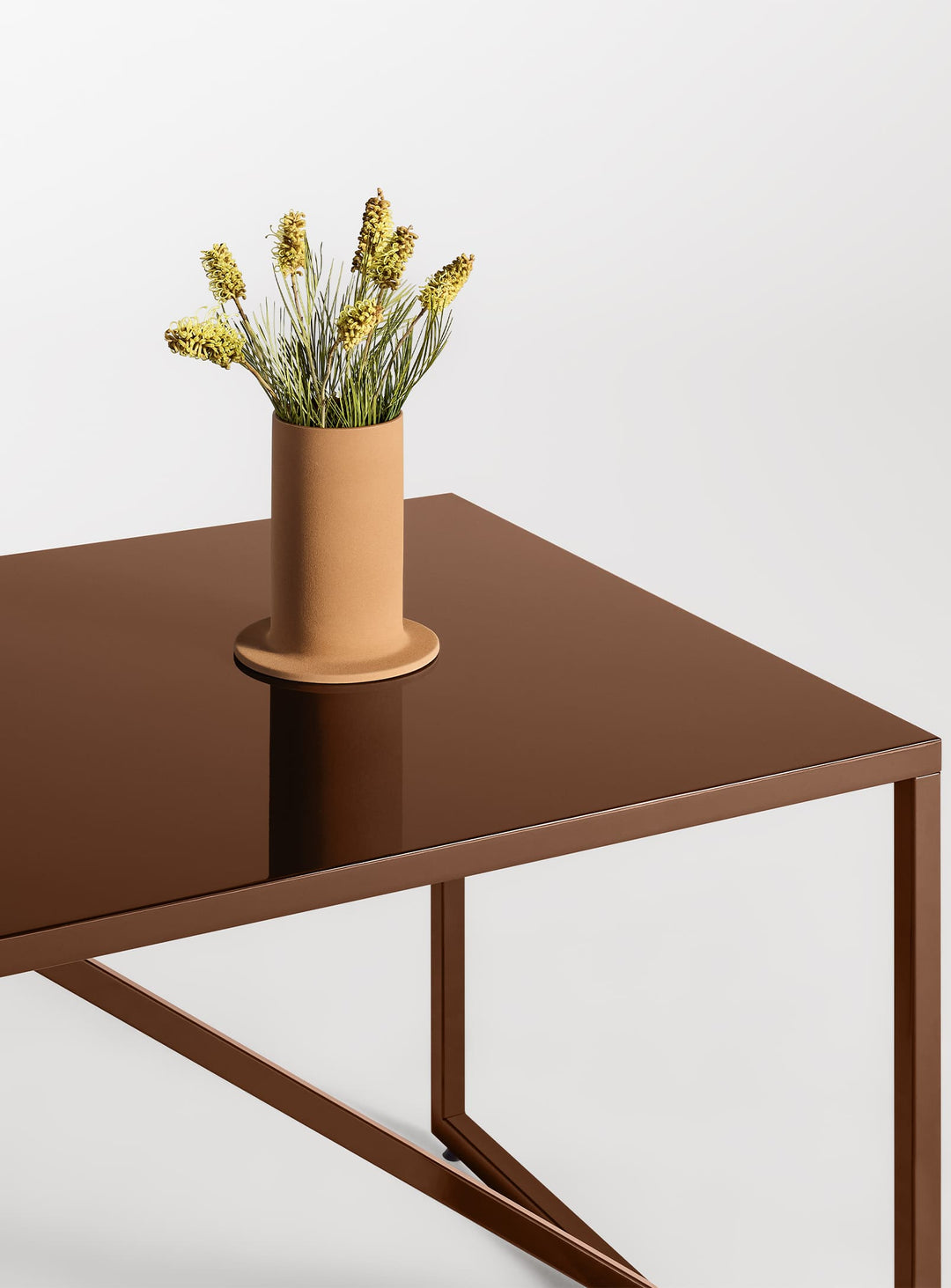 Table à dîner Strut Blu Dot : géométrie, design et convivialité. rouille