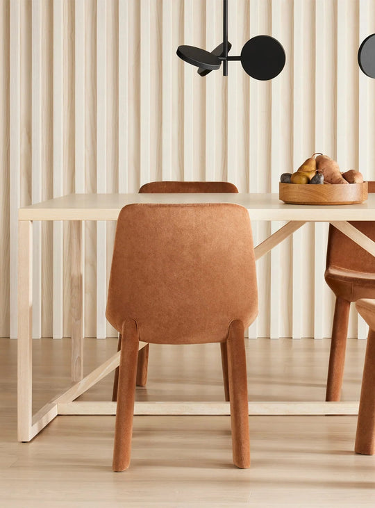 Table à dîner Strut Blu Dot : design épuré et matériaux nobles pour votre intérieur. frene blanc