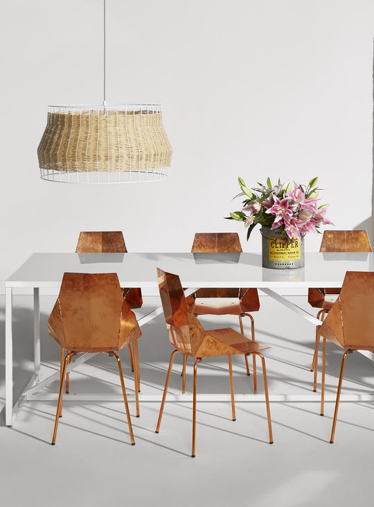 Table à dîner Strut Blu Dot : structure acier et allure artistique. blanc