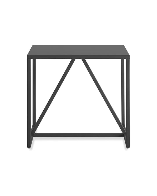 Table d'appoint Strut Blu Dot, idéale comme bout de canapé ou table d'appoint design.