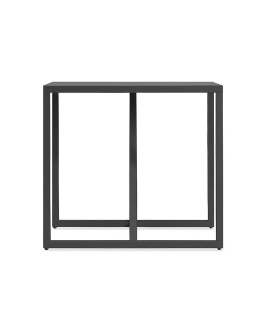 Table d'appoint Strut Blu Dot, l'équilibre parfait entre métal industriel et bois chaleureux.