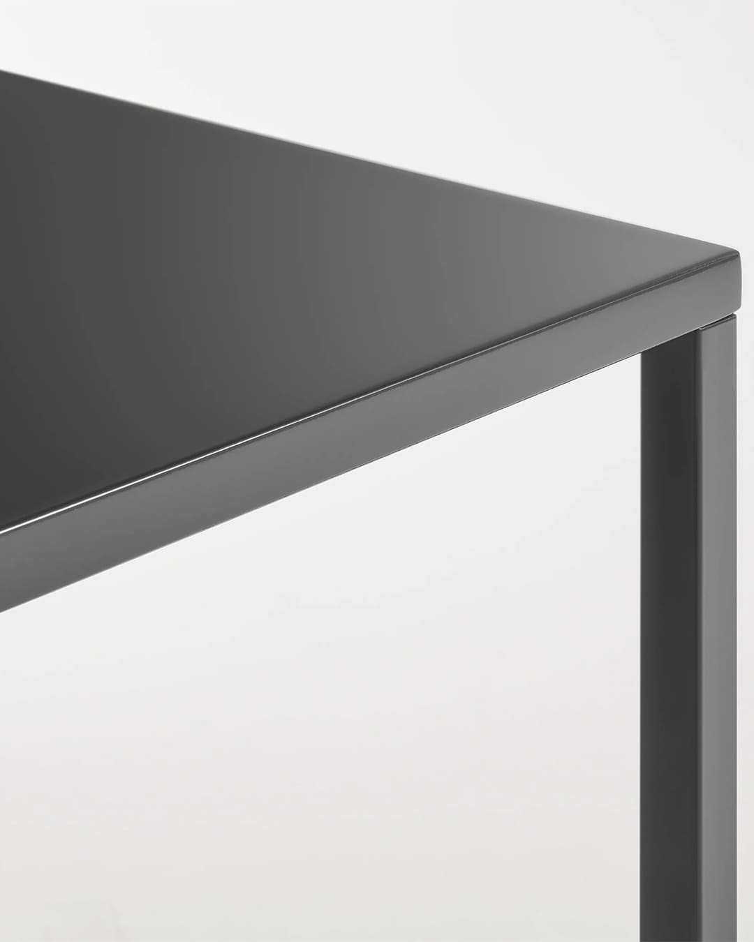 Table d'appoint Strut Blu Dot avec structure en acier et finitions haut de gamme.