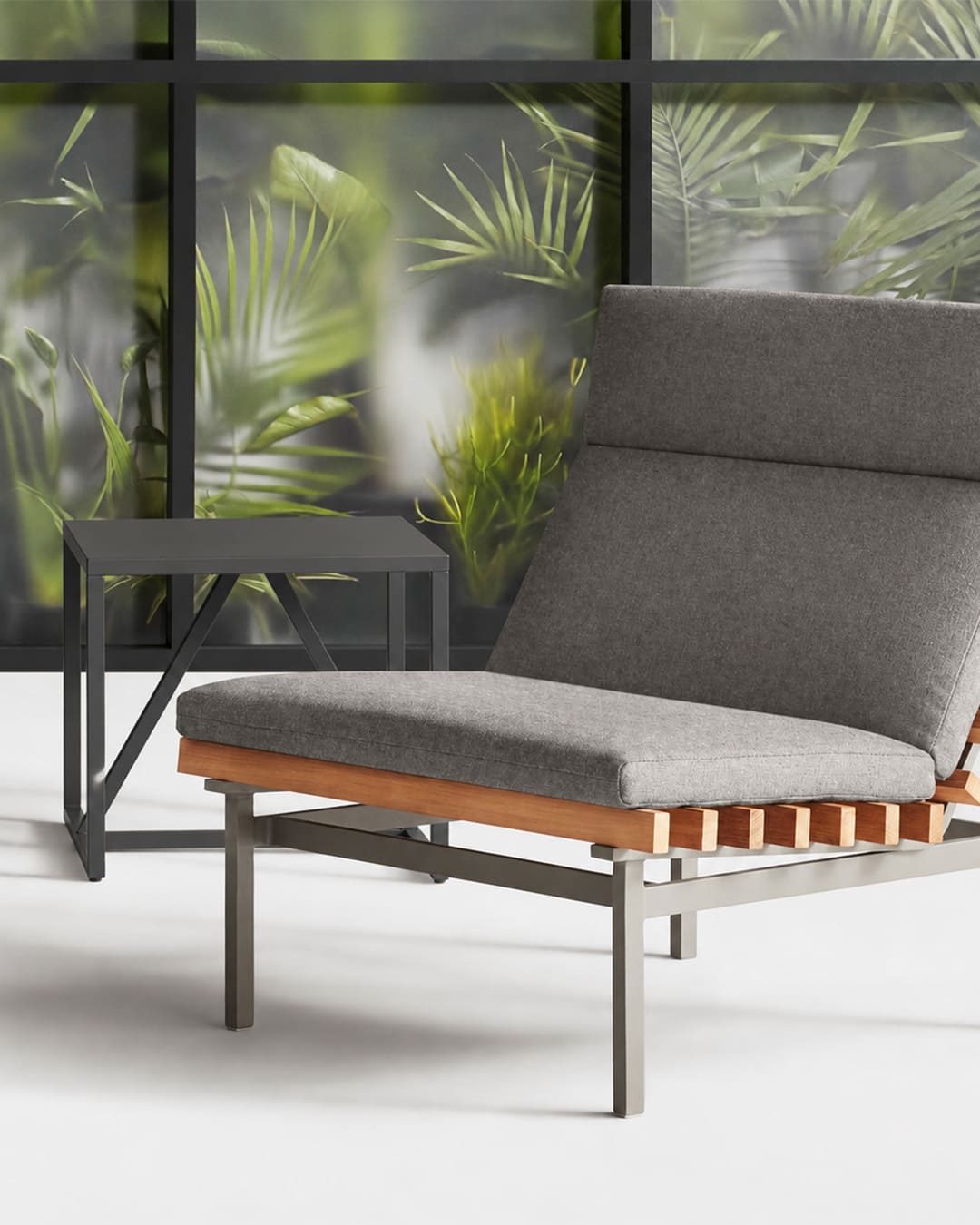 Table d'appoint Strut Blu Dot, un design architectural mêlant acier thermolaqué et bois.