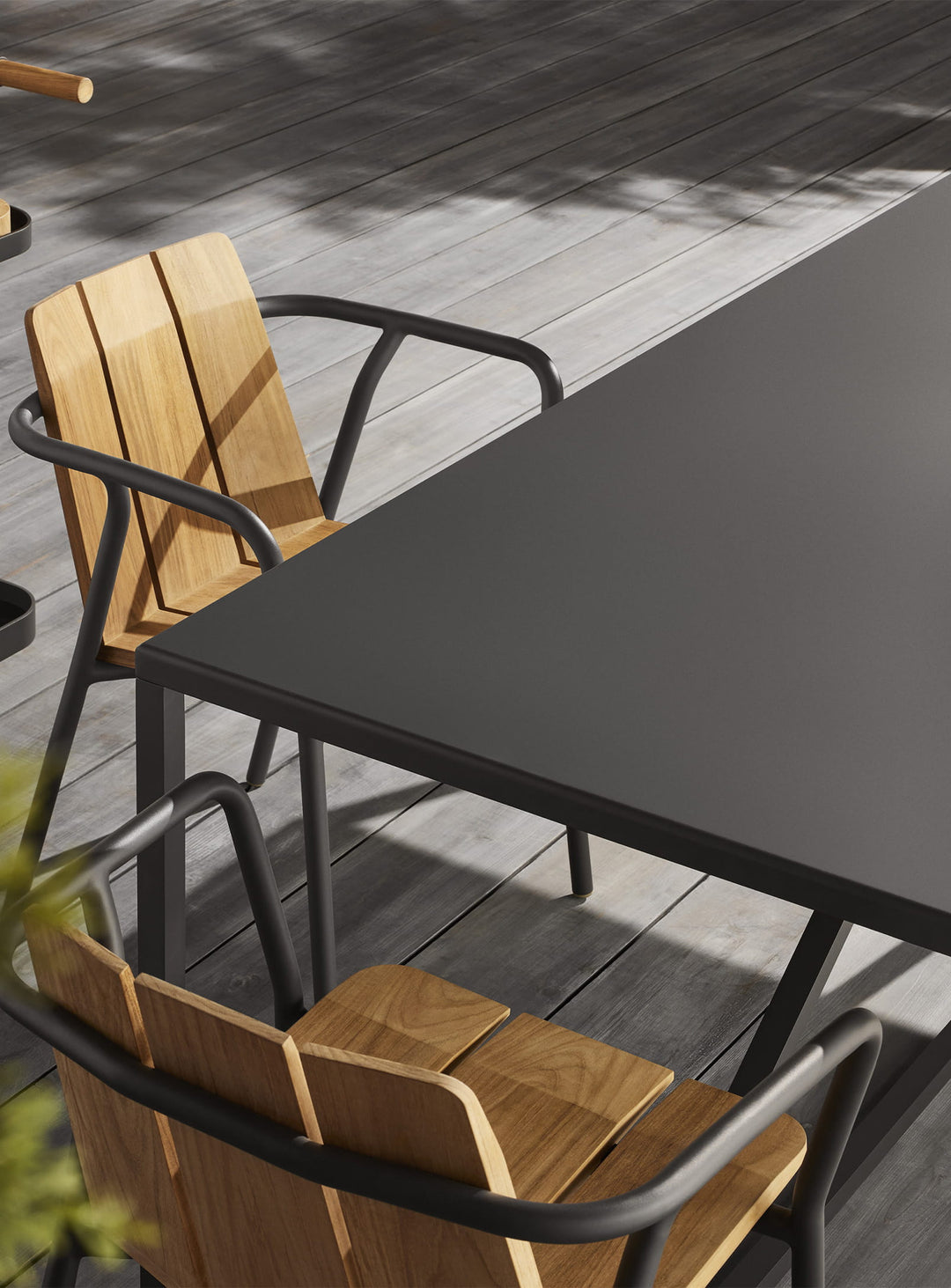 Table Strut Blu Dot : table design extérieure en aluminium thermolaqué. carbon