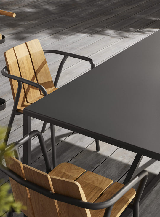 Table Strut Blu Dot : table design extérieure en aluminium thermolaqué. carbon