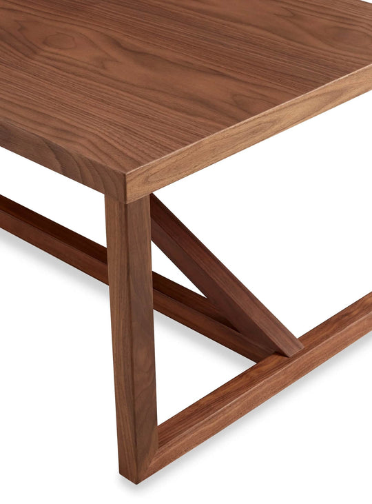 Table à café Strut Blu Dot : table design, bois naturel et finition élégante. noyer