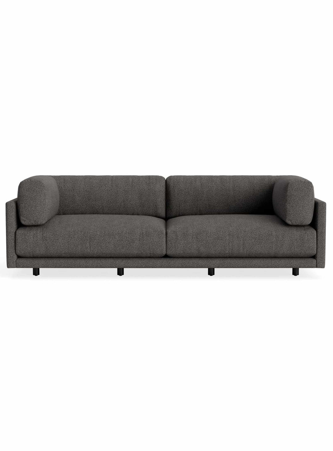 Sofa Blu Dot Sunday, silhouette épurée et coussins généreux. kelso charcoal