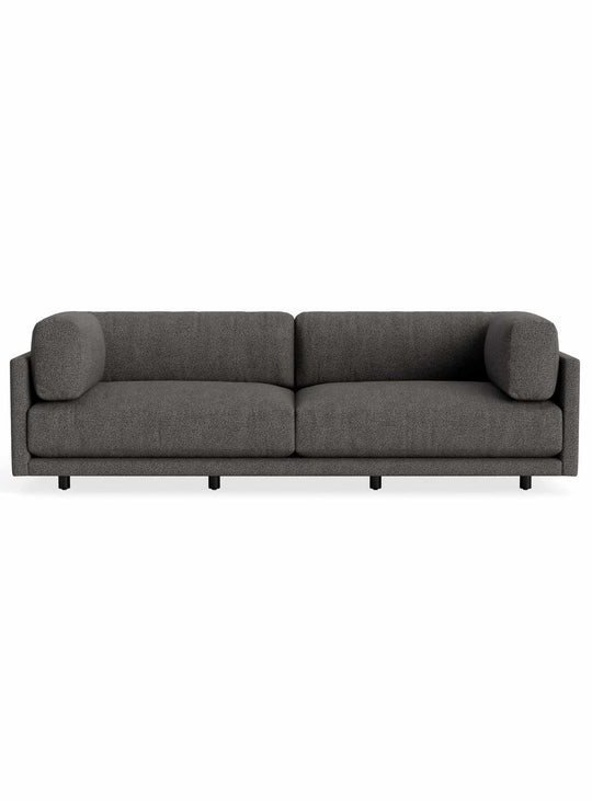 Sofa Blu Dot Sunday, silhouette épurée et coussins généreux. kelso charcoal