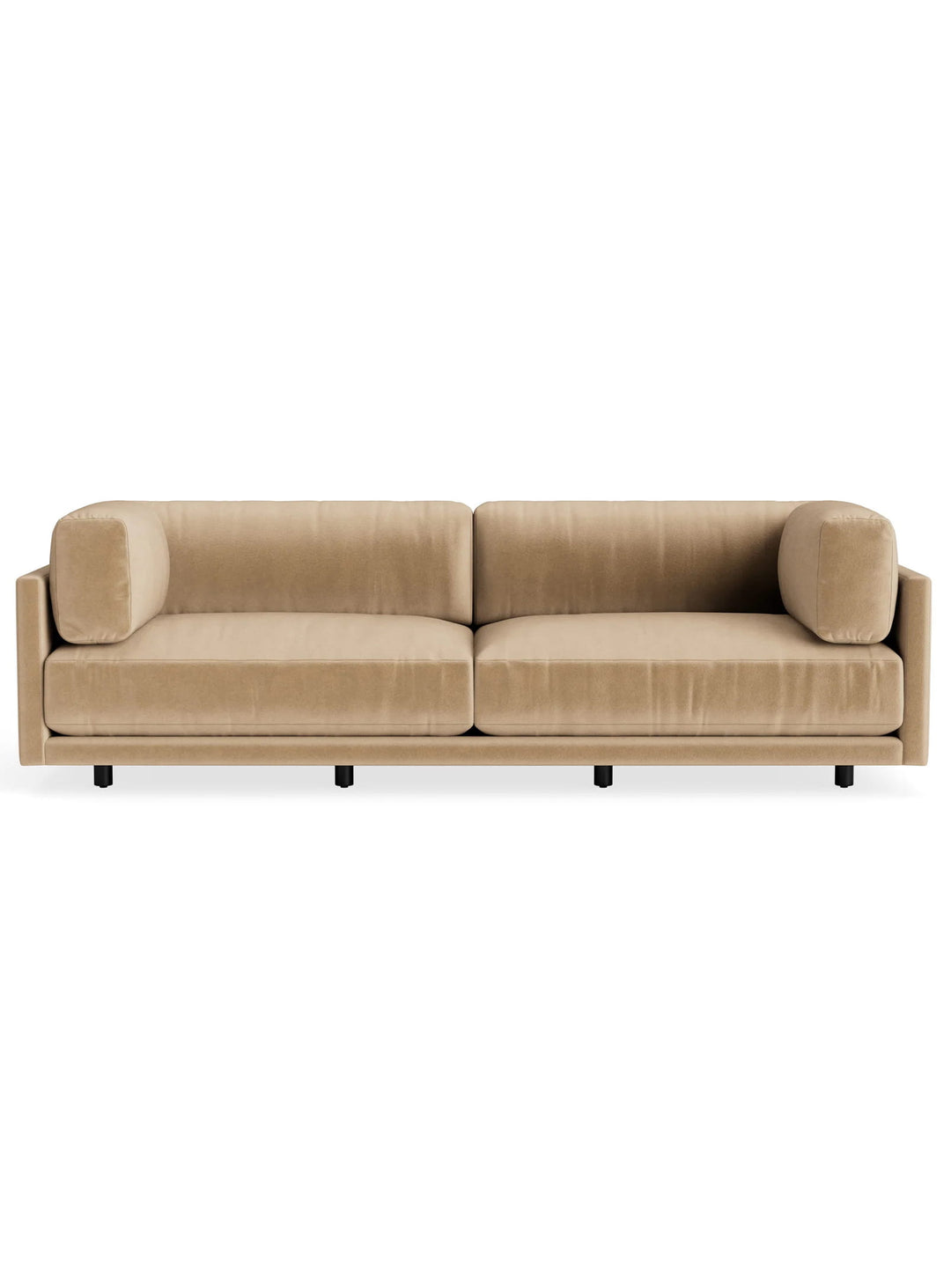 Sofa Blu Dot Sunday, fabrication artisanale et finitions haut de gamme. camel velvet