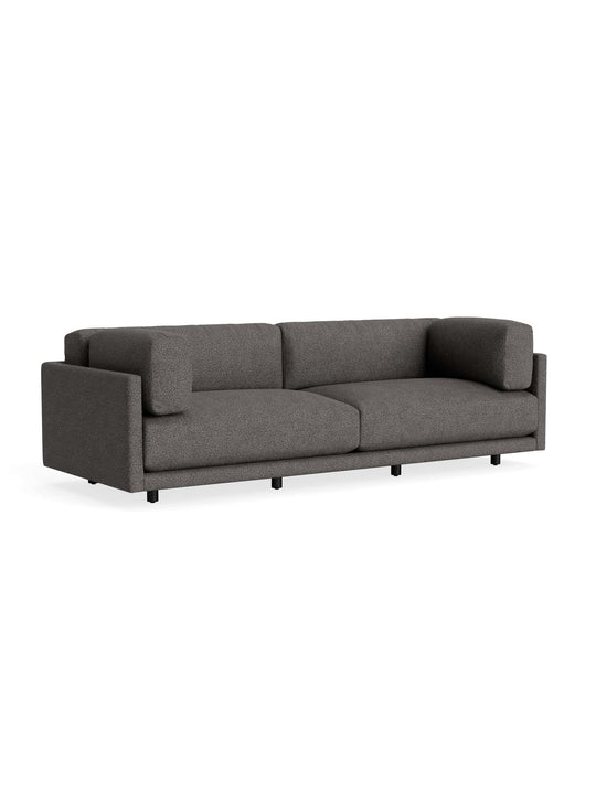 Sofa Blu Dot Sunday, canapé haut de gamme pour salon spacieux. kelso charcoal