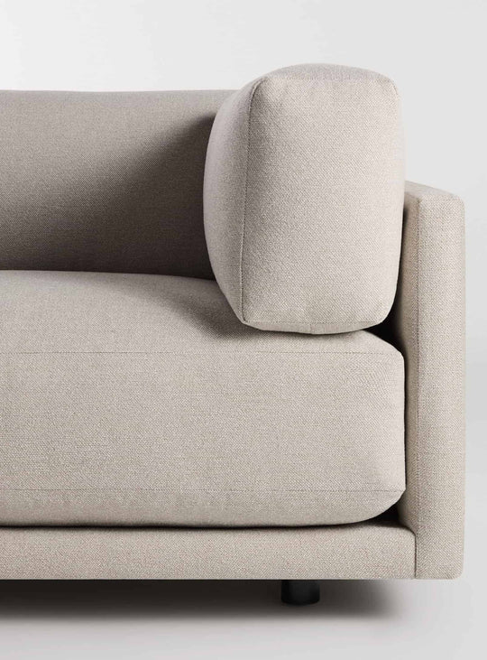 Sofa Blu Dot Sunday, canapé design avec assise profonde et coussins moelleux. sanford linen