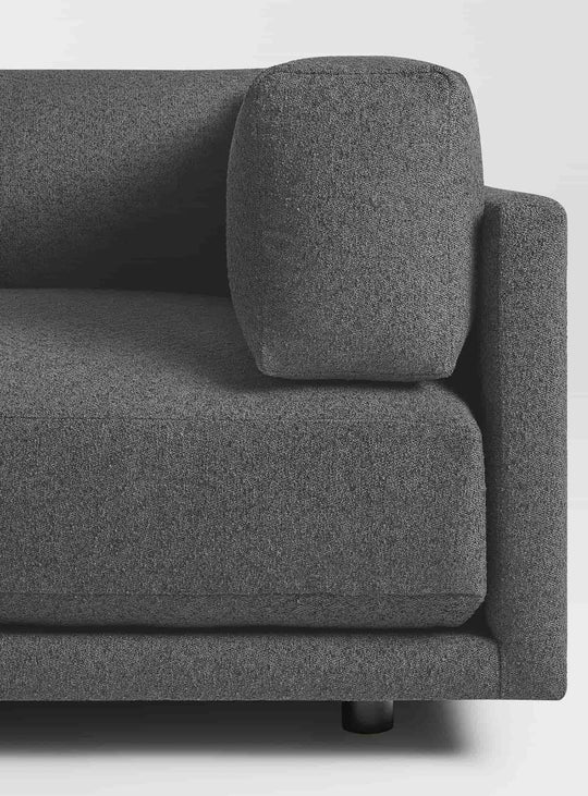 Sofa Blu Dot Sunday, mousse haute résilience et plumes pour un confort durable. kelso charcoal